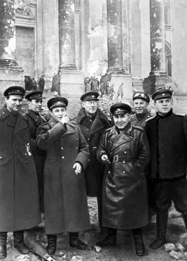 У рейхстага. На переднем плане второй справа – командующий 3-й Ударной армией В.И. Кузнецов. Берлин. Май 1945